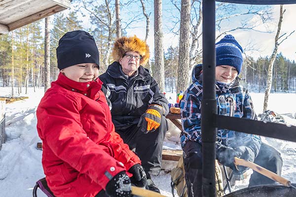 lapset kalapaikalla talvella lapset kalapaikalla talvella
